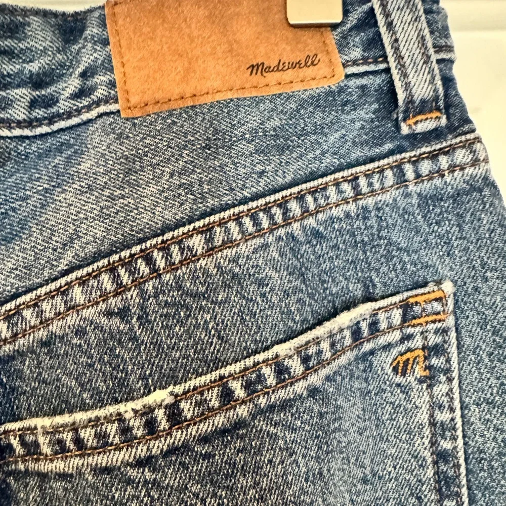 Madewell Darted Barrel Leg Jean (27) - Picture 11 of 14